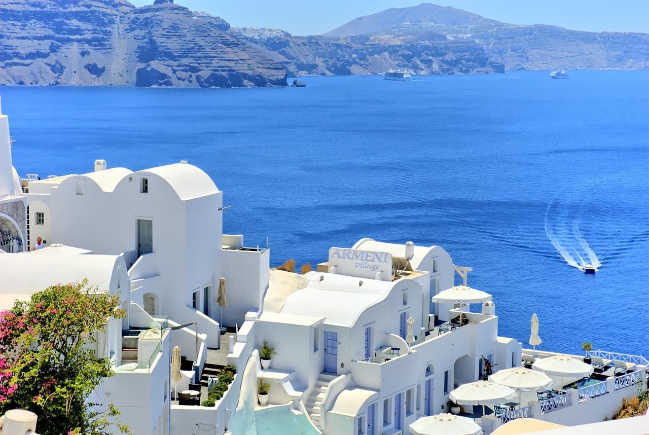 Coastă și mare albastră în Grecia